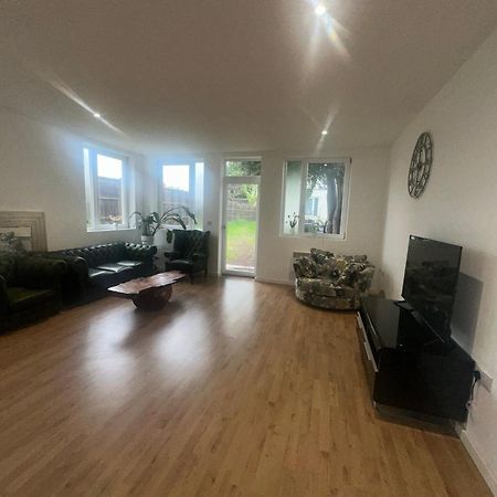 North London A Spacious 7 Bedroom House Accommodating Up To 18 People Complete With Own Gym And Table Tennis Eksteriør billede