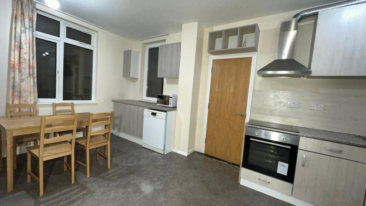 North London A Spacious 7 Bedroom House Accommodating Up To 18 People Complete With Own Gym And Table Tennis Eksteriør billede