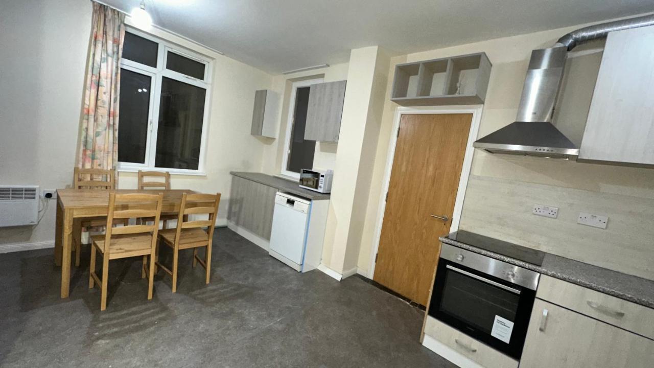 North London A Spacious 7 Bedroom House Accommodating Up To 18 People Complete With Own Gym And Table Tennis Eksteriør billede