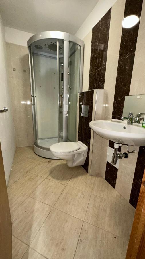 North London A Spacious 7 Bedroom House Accommodating Up To 18 People Complete With Own Gym And Table Tennis Eksteriør billede