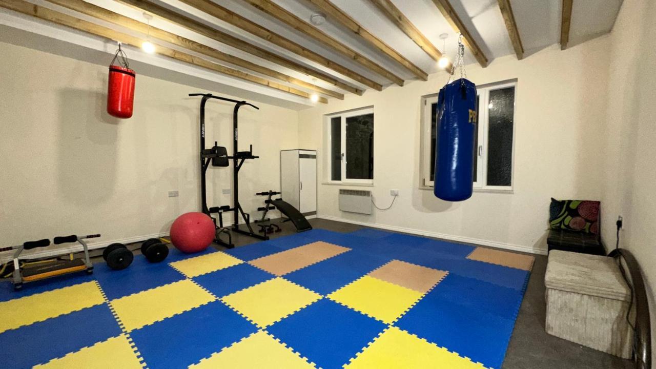 North London A Spacious 7 Bedroom House Accommodating Up To 18 People Complete With Own Gym And Table Tennis Eksteriør billede