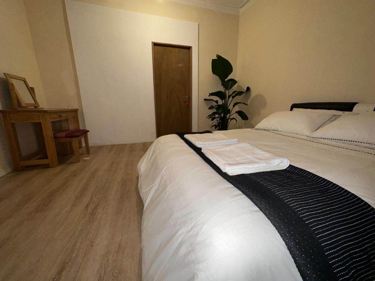 North London A Spacious 7 Bedroom House Accommodating Up To 18 People Complete With Own Gym And Table Tennis Eksteriør billede