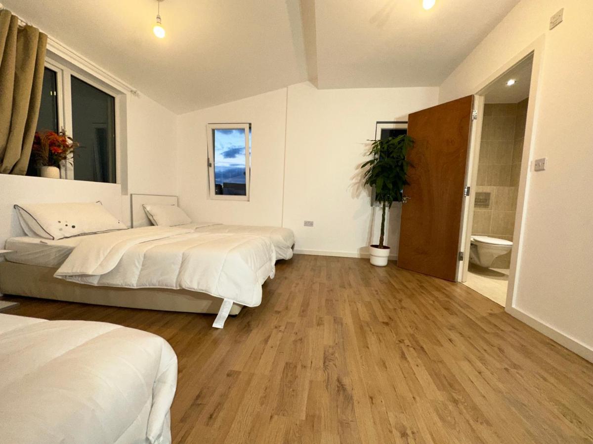 North London A Spacious 7 Bedroom House Accommodating Up To 18 People Complete With Own Gym And Table Tennis Eksteriør billede