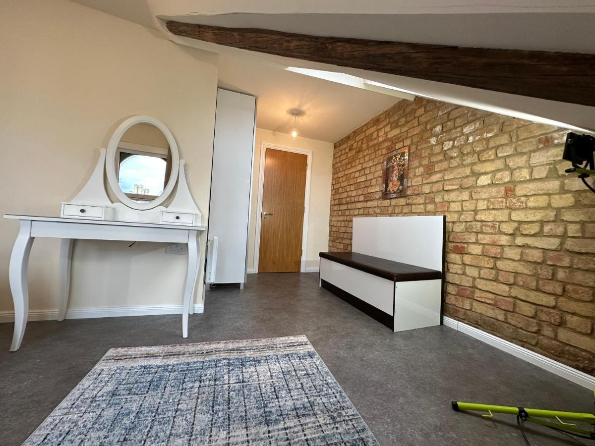 North London A Spacious 7 Bedroom House Accommodating Up To 18 People Complete With Own Gym And Table Tennis Eksteriør billede