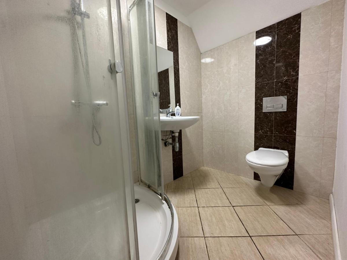 North London A Spacious 7 Bedroom House Accommodating Up To 18 People Complete With Own Gym And Table Tennis Eksteriør billede