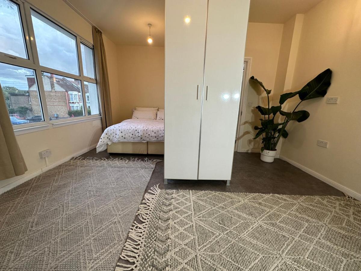 North London A Spacious 7 Bedroom House Accommodating Up To 18 People Complete With Own Gym And Table Tennis Eksteriør billede