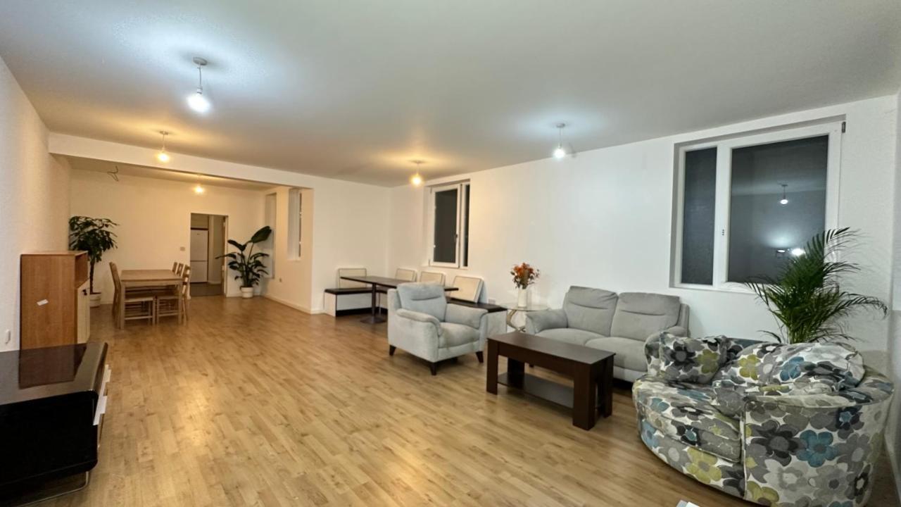 North London A Spacious 7 Bedroom House Accommodating Up To 18 People Complete With Own Gym And Table Tennis Eksteriør billede