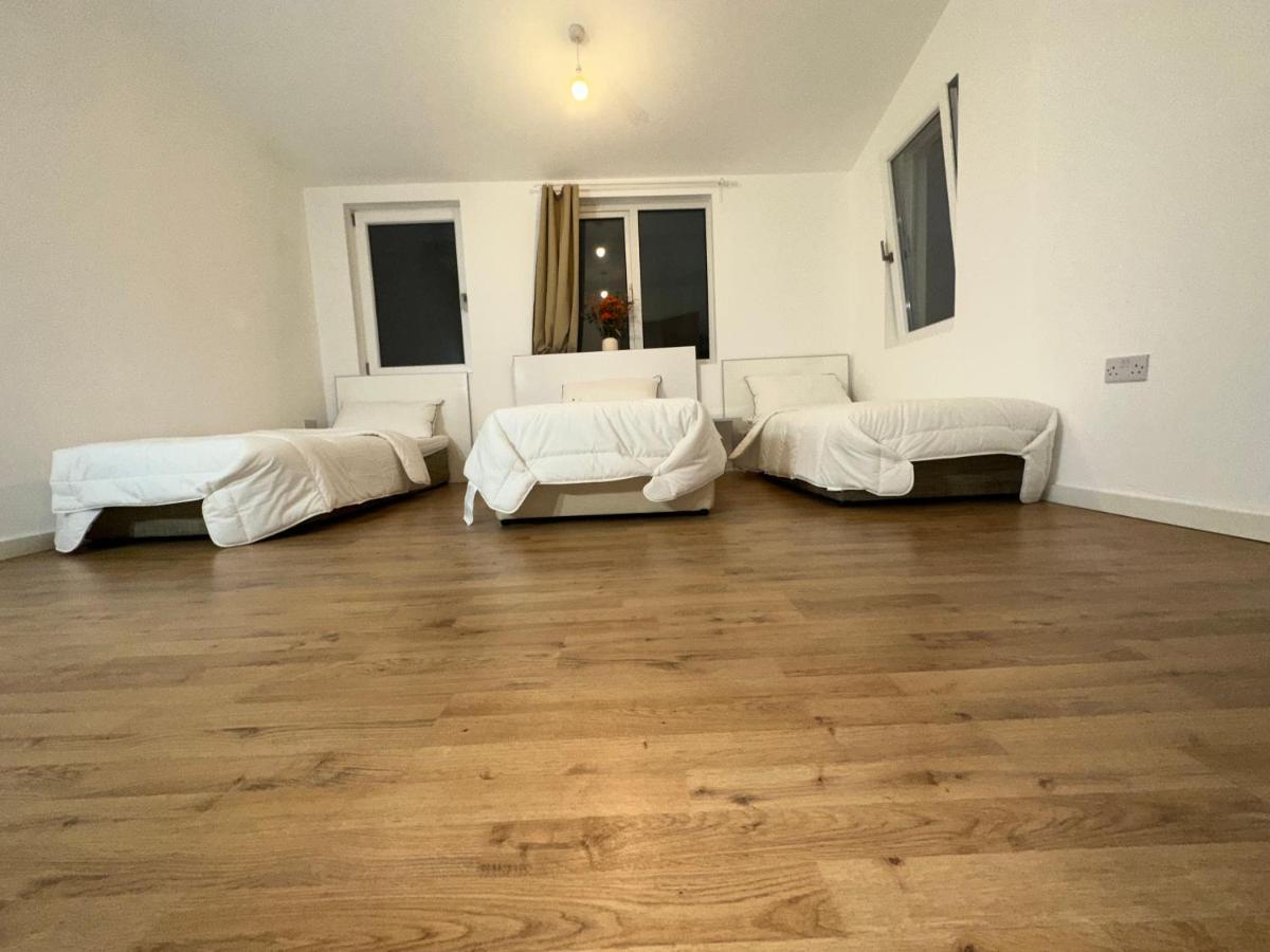 North London A Spacious 7 Bedroom House Accommodating Up To 18 People Complete With Own Gym And Table Tennis Eksteriør billede