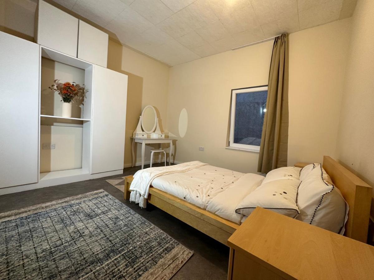 North London A Spacious 7 Bedroom House Accommodating Up To 18 People Complete With Own Gym And Table Tennis Eksteriør billede