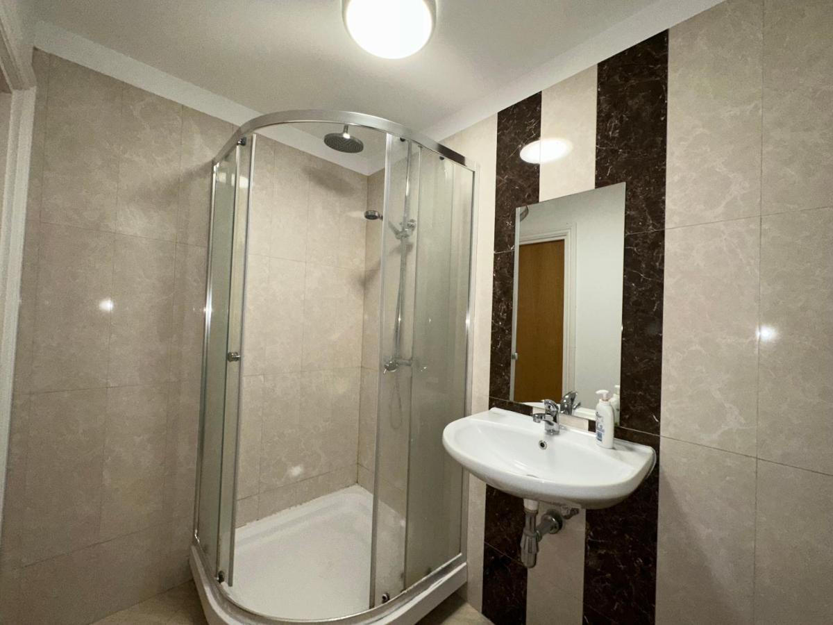 North London A Spacious 7 Bedroom House Accommodating Up To 18 People Complete With Own Gym And Table Tennis Eksteriør billede