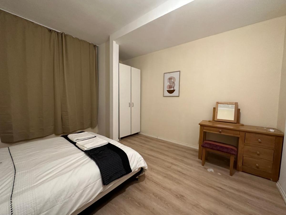 North London A Spacious 7 Bedroom House Accommodating Up To 18 People Complete With Own Gym And Table Tennis Eksteriør billede