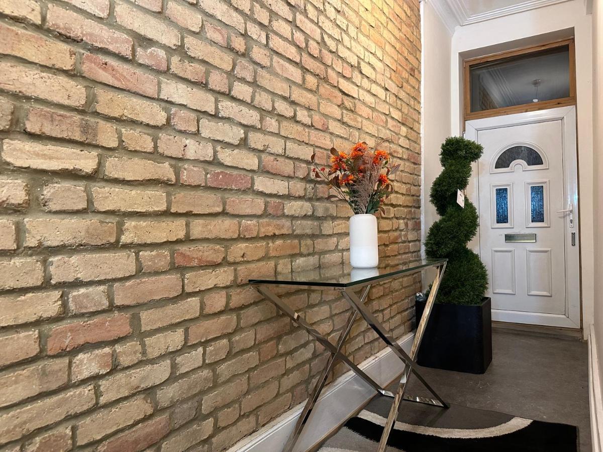 North London A Spacious 7 Bedroom House Accommodating Up To 18 People Complete With Own Gym And Table Tennis Eksteriør billede