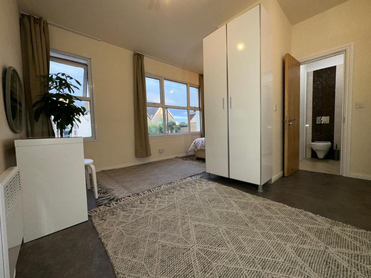 North London A Spacious 7 Bedroom House Accommodating Up To 18 People Complete With Own Gym And Table Tennis Eksteriør billede