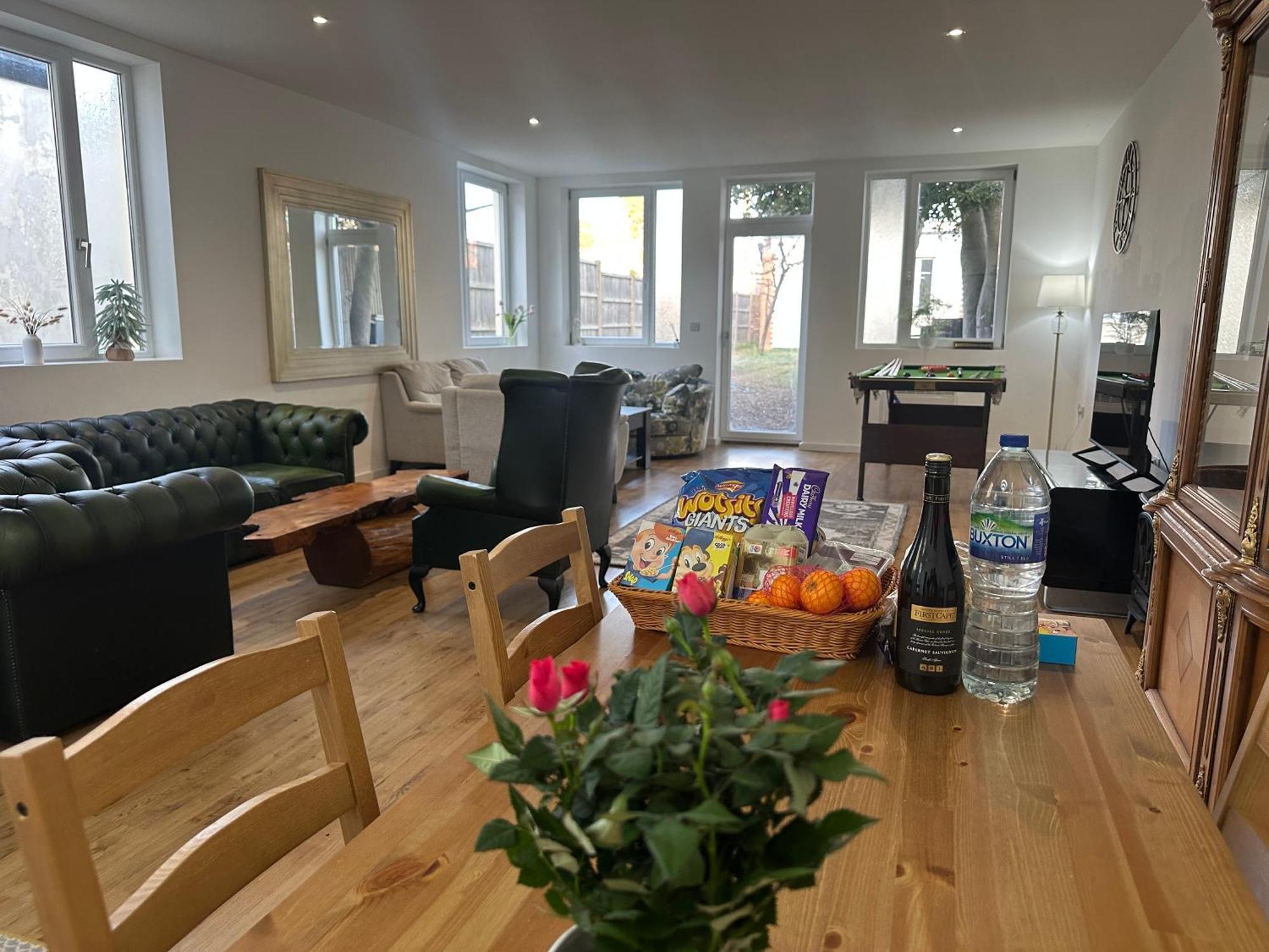 North London A Spacious 7 Bedroom House Accommodating Up To 18 People Complete With Own Gym And Table Tennis Eksteriør billede